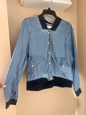 Casual Light Blue Denim Bomber Jacket with Navy Trim